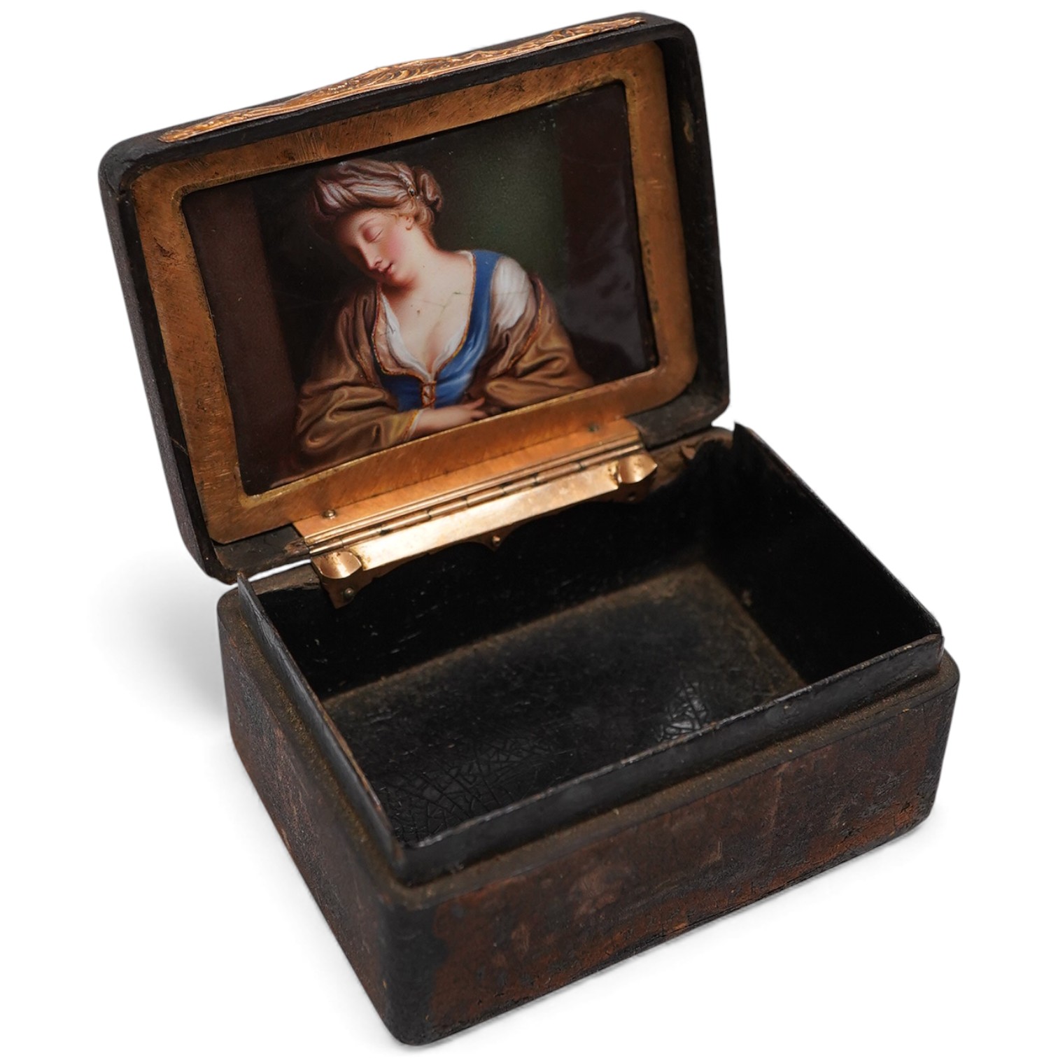 An 18th / early 19th century trinket box with inner porcelain figural painted cover, 8cm wide